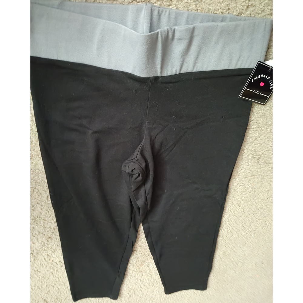 BNWT EMERALD LIFE CAPRI YOGA PANTS - SIZE L